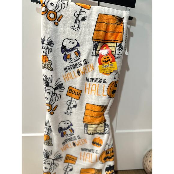 Snoopy Peanuts Happiness Is Halloween Blanket - Picture 3 of 4